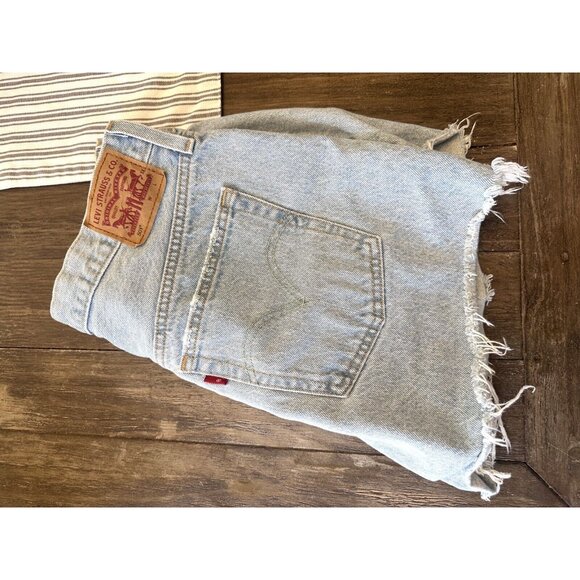 Levi's 501 Original Fit Women's High-Rise Frayed Jean Denim Shorts Light Wash 32 - Picture 8 of 9